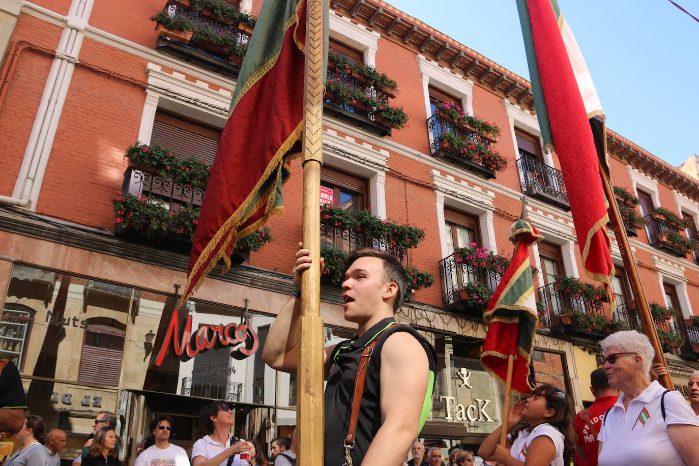 Un hombre muestra sus habilidades con el pendón.