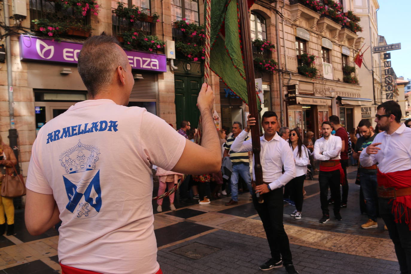 Un hombre muestra sus habilidades con el pendón.