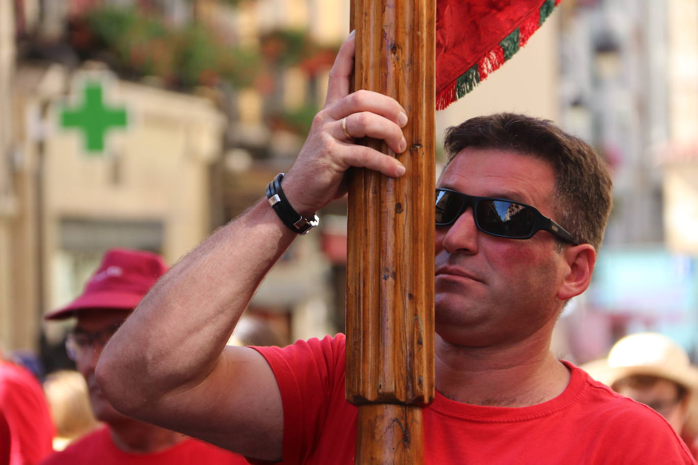 Un hombre muestra sus habilidades con el pendón.