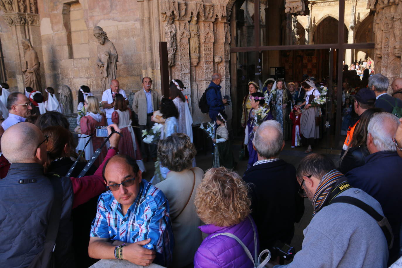 Baile de las doncellas en el claustro de la Catedral.