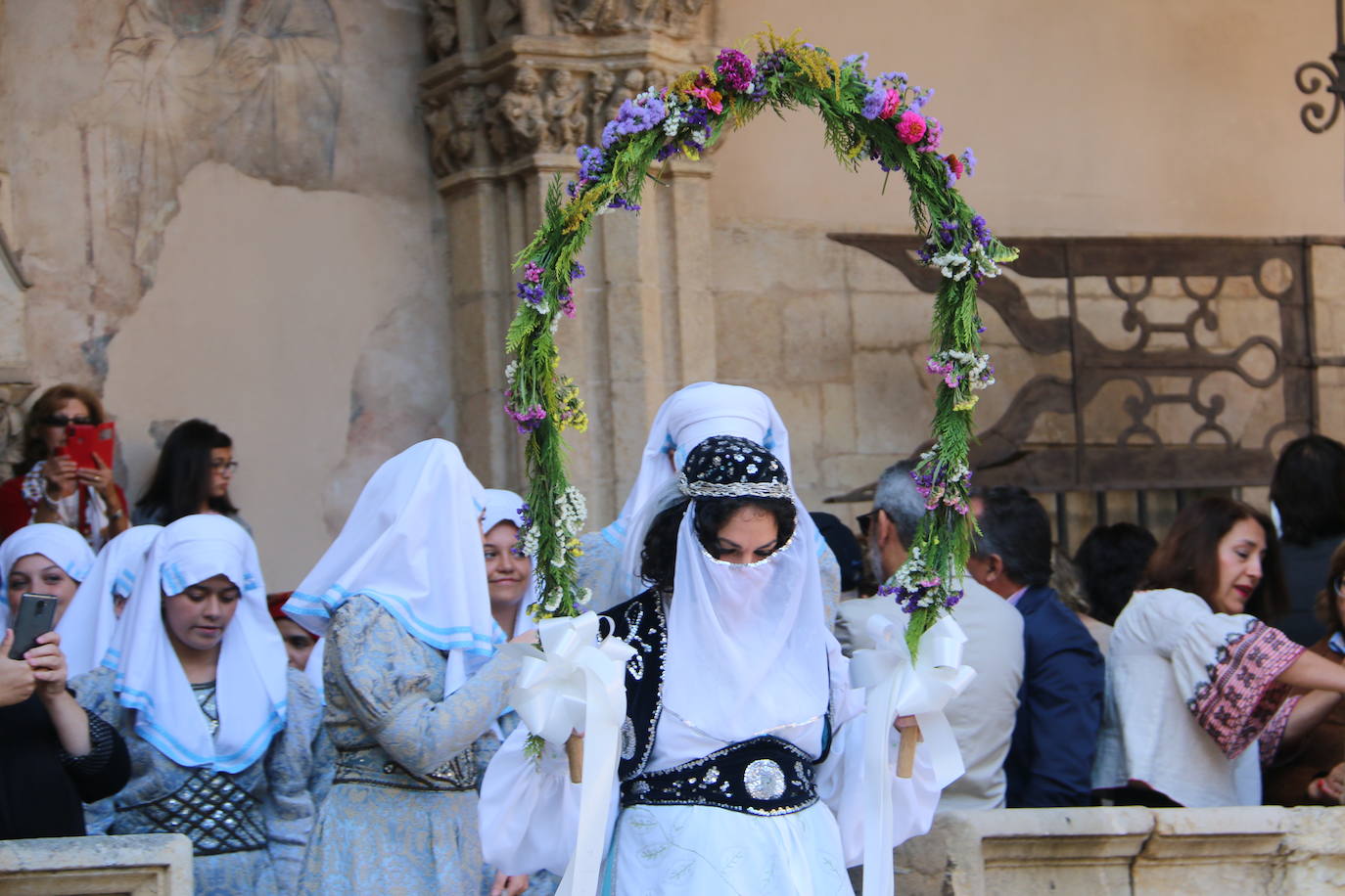 Baile de las doncellas en el claustro de la Catedral.