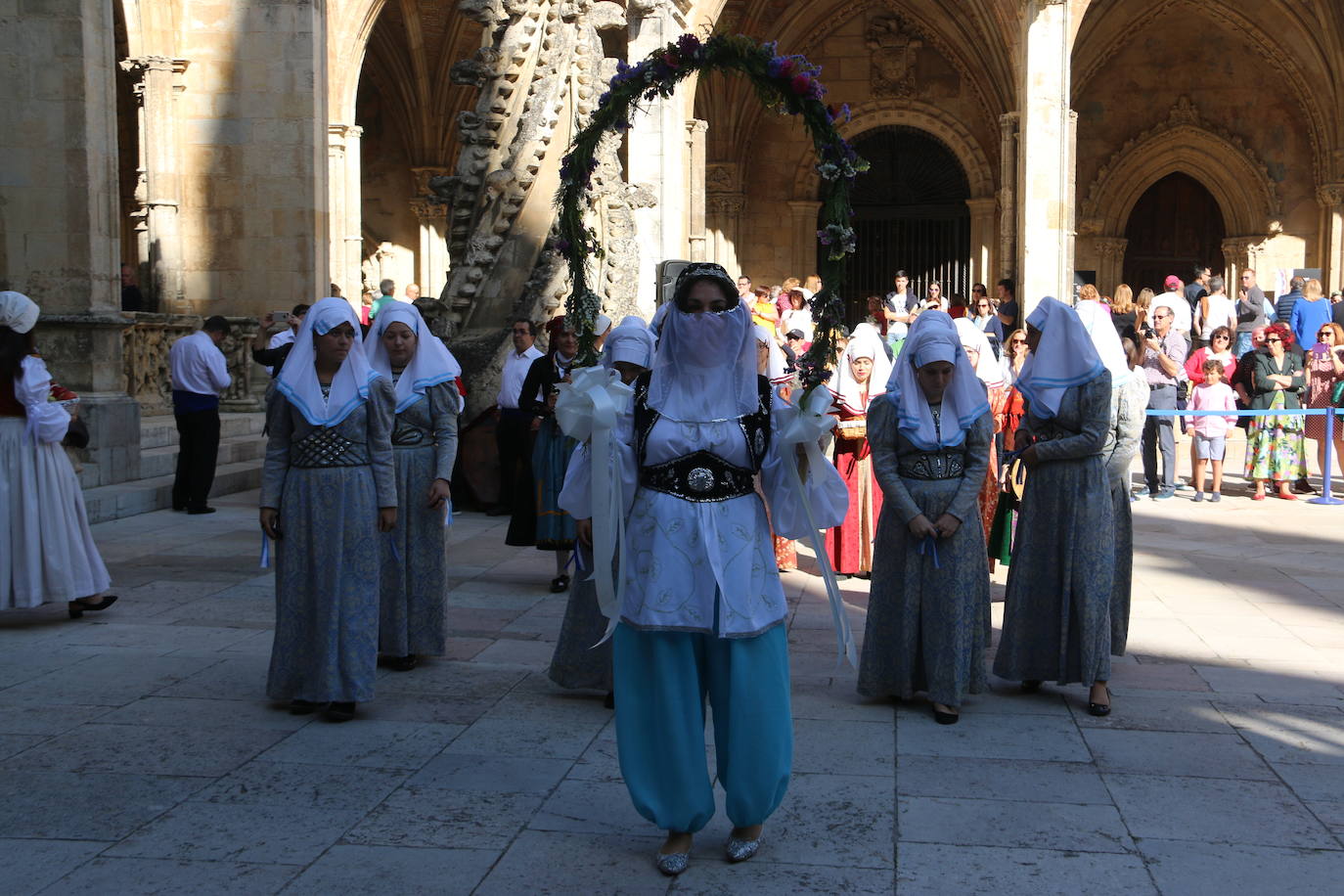 Baile de las doncellas en el claustro de la Catedral.