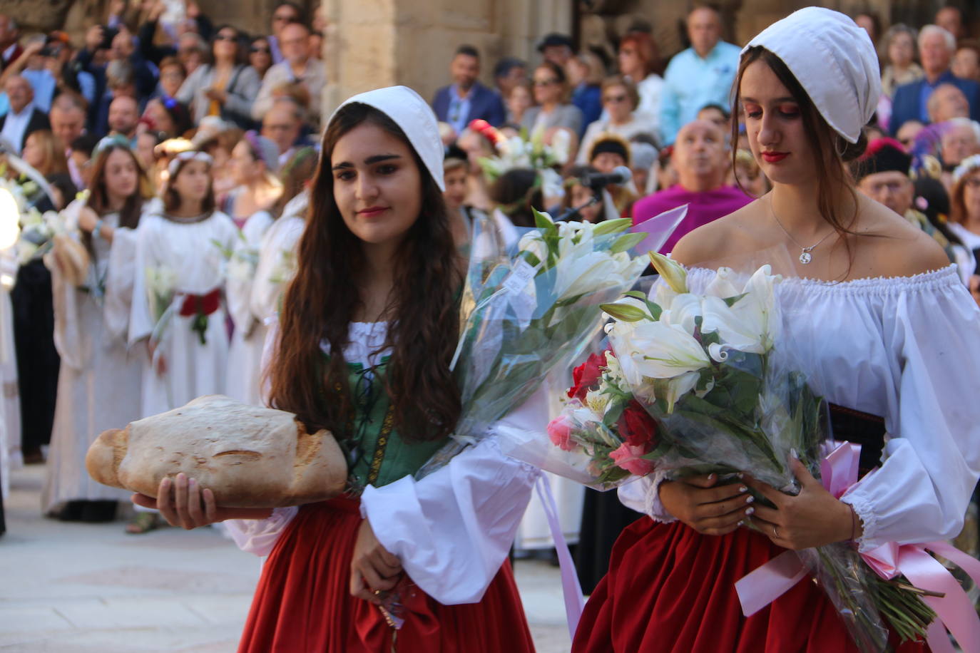 Baile de las doncellas en el claustro de la Catedral.