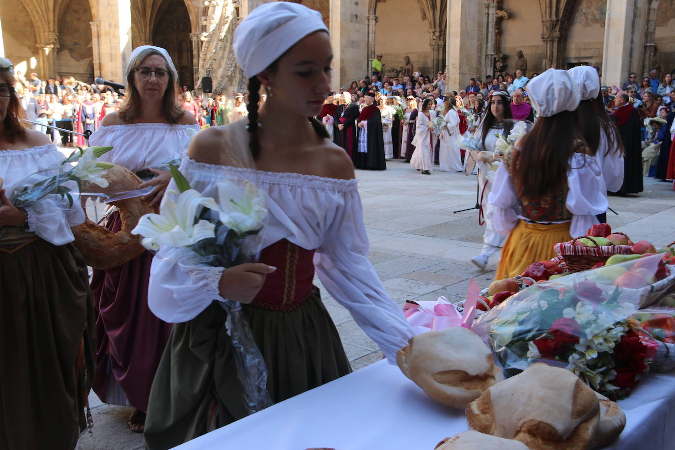 Baile de las doncellas en el claustro de la Catedral.