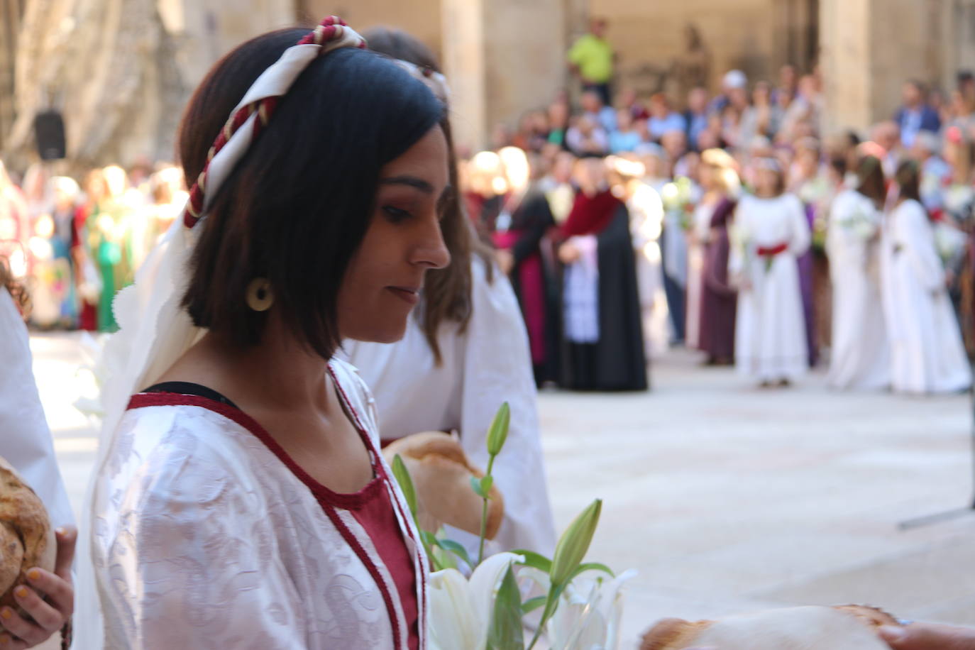 Baile de las doncellas en el claustro de la Catedral.