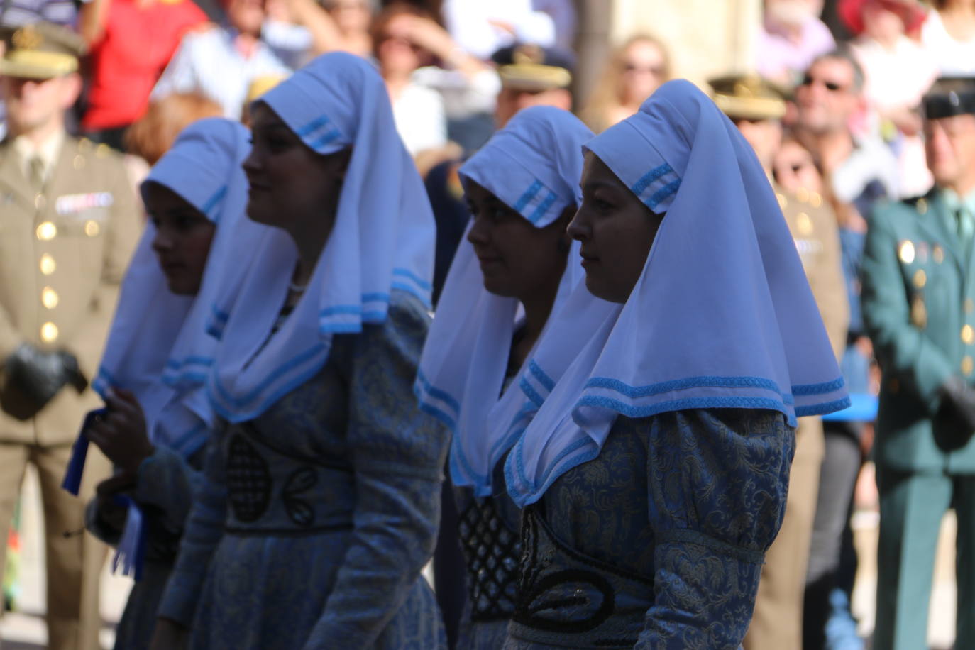 Baile de las doncellas en el claustro de la Catedral.