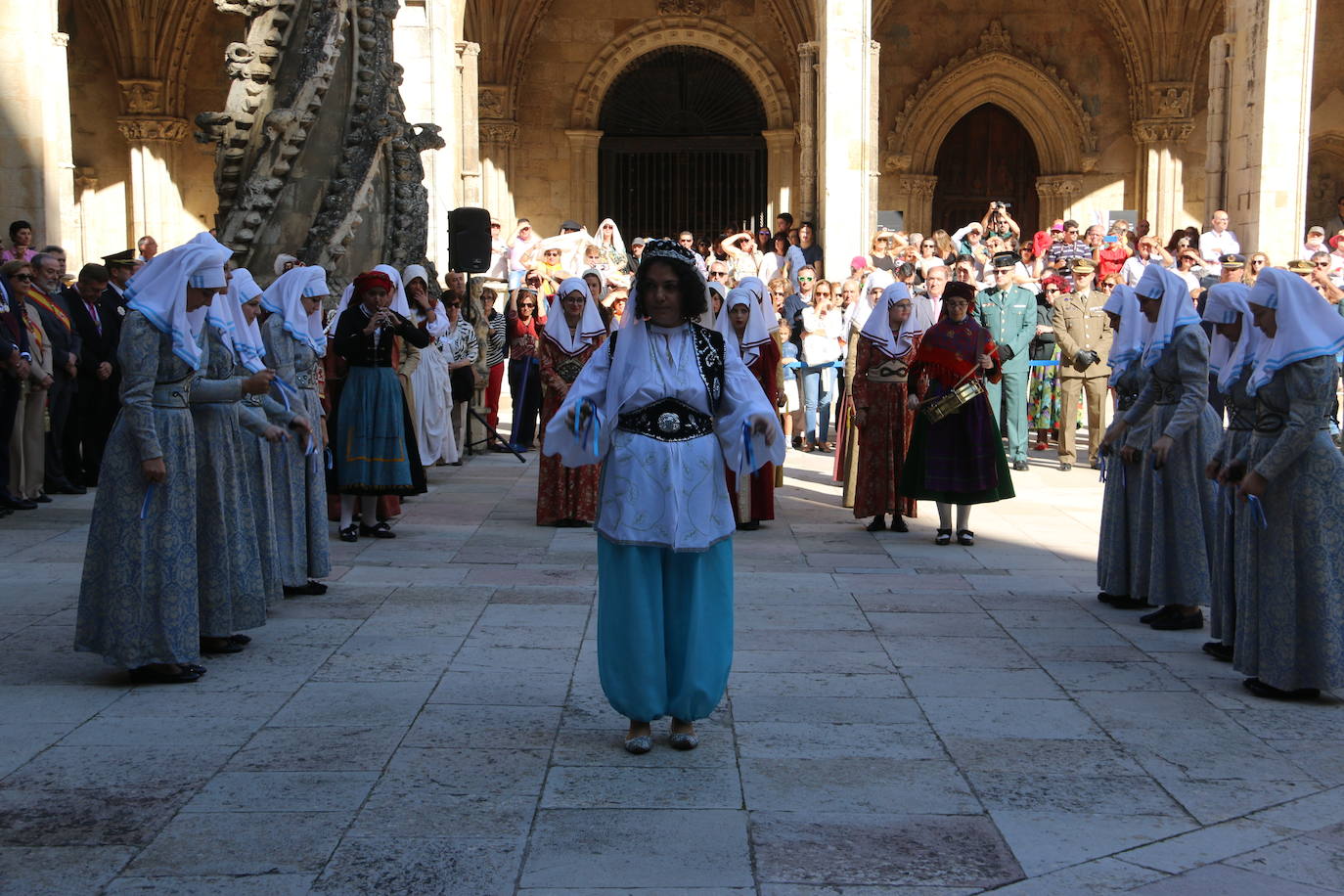 Baile de las doncellas en el claustro de la Catedral.