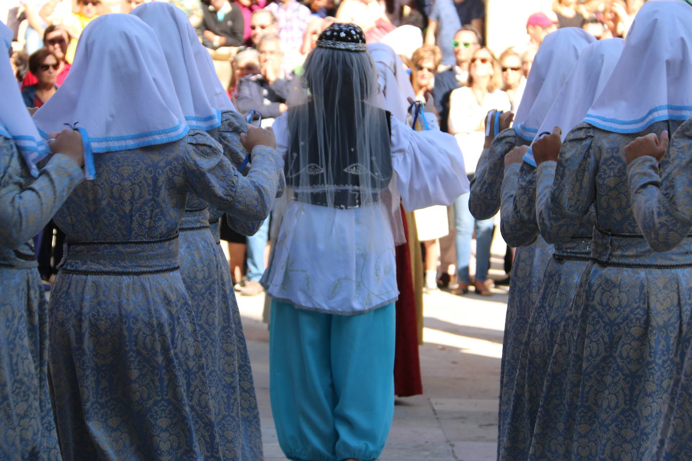 Baile de las doncellas en el claustro de la Catedral.