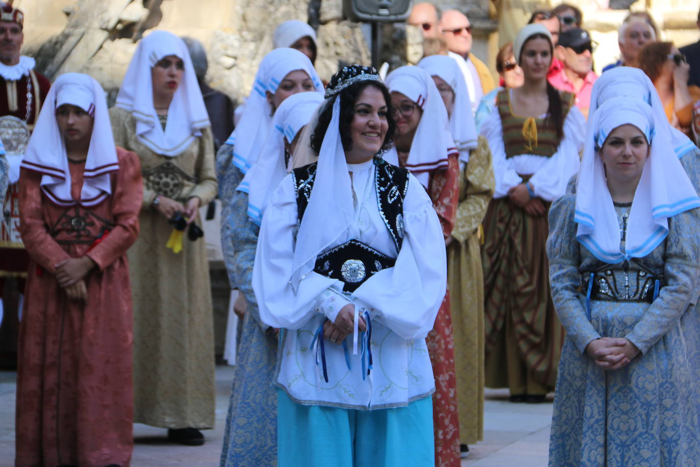 Baile de las doncellas en el claustro de la Catedral.