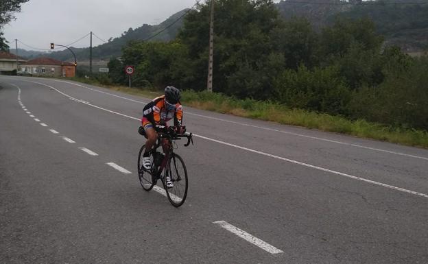 Imagen principal - Un paciente gallego ostomizado recorre 850 kilómetros en bici para reclamar baños adaptados para el colectivo