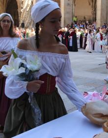 Imagen secundaria 2 - Las doncellas entran en el claustro y hacen sus ofrendas.