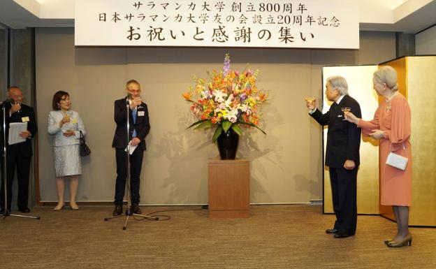 Los emperadores de Japón brindan con el rector en el homenaje que se tributó a la USAL en Tokio en abril de 2018 con motivo del VIIICentenario.