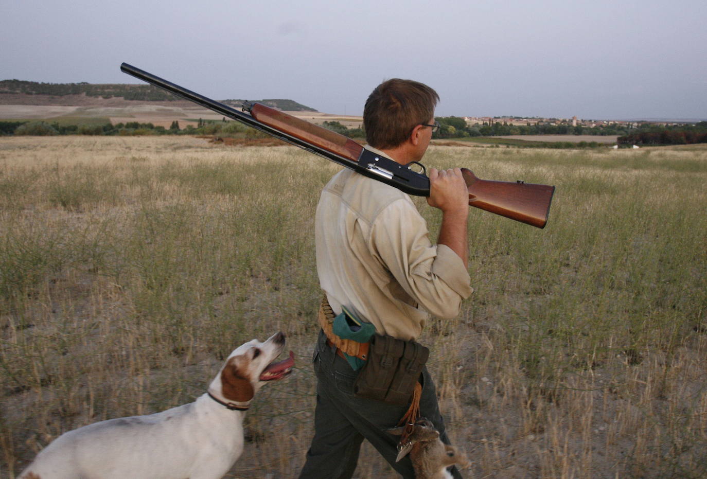 Un cazador son su perro. 