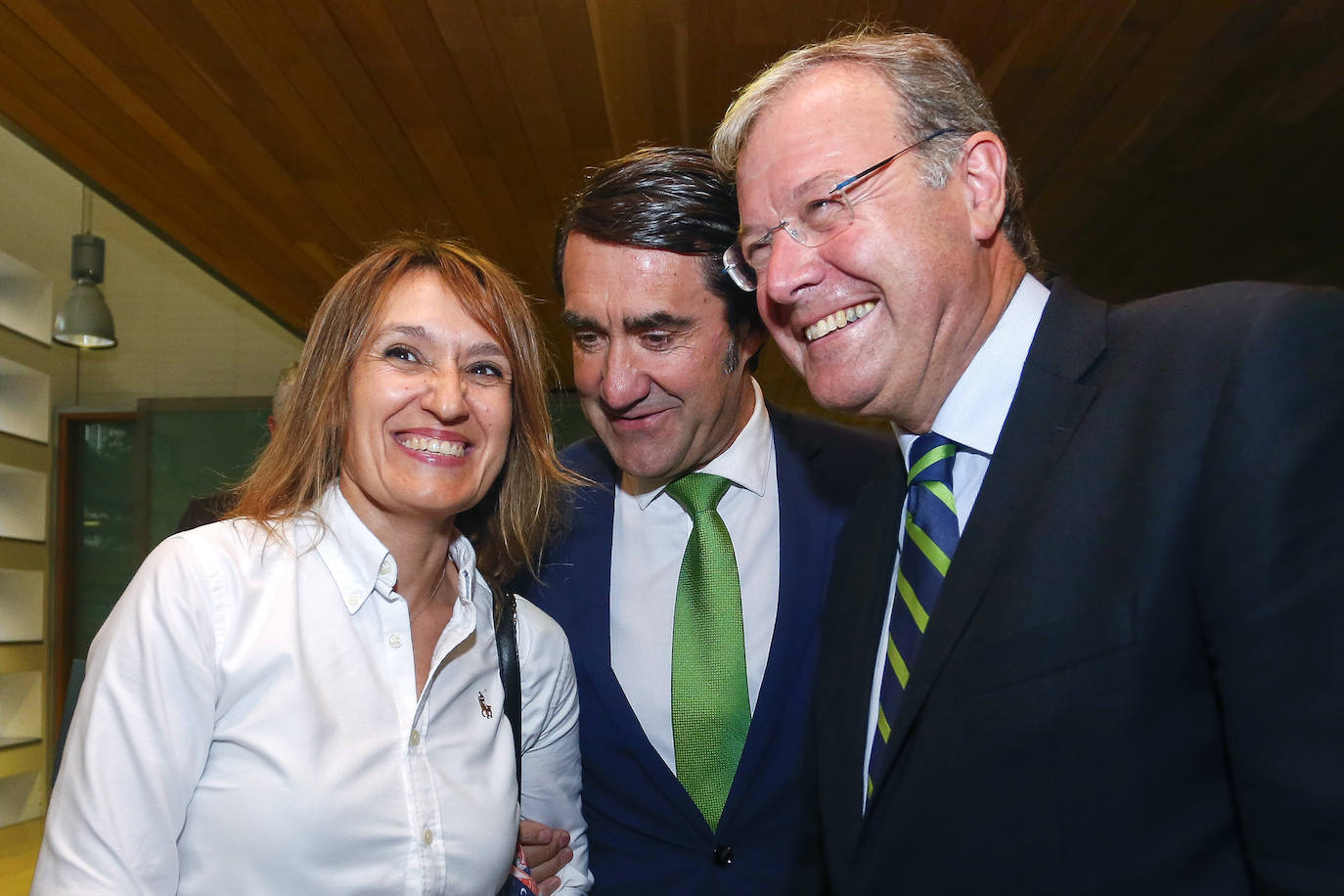 La consejera de Educación, Rocío Lucas, asiste a la gala conmemorativa del 40 aniversario de la Universidad de León. Junto a ella, el presidente del Consejo Social, Javier Cepedano