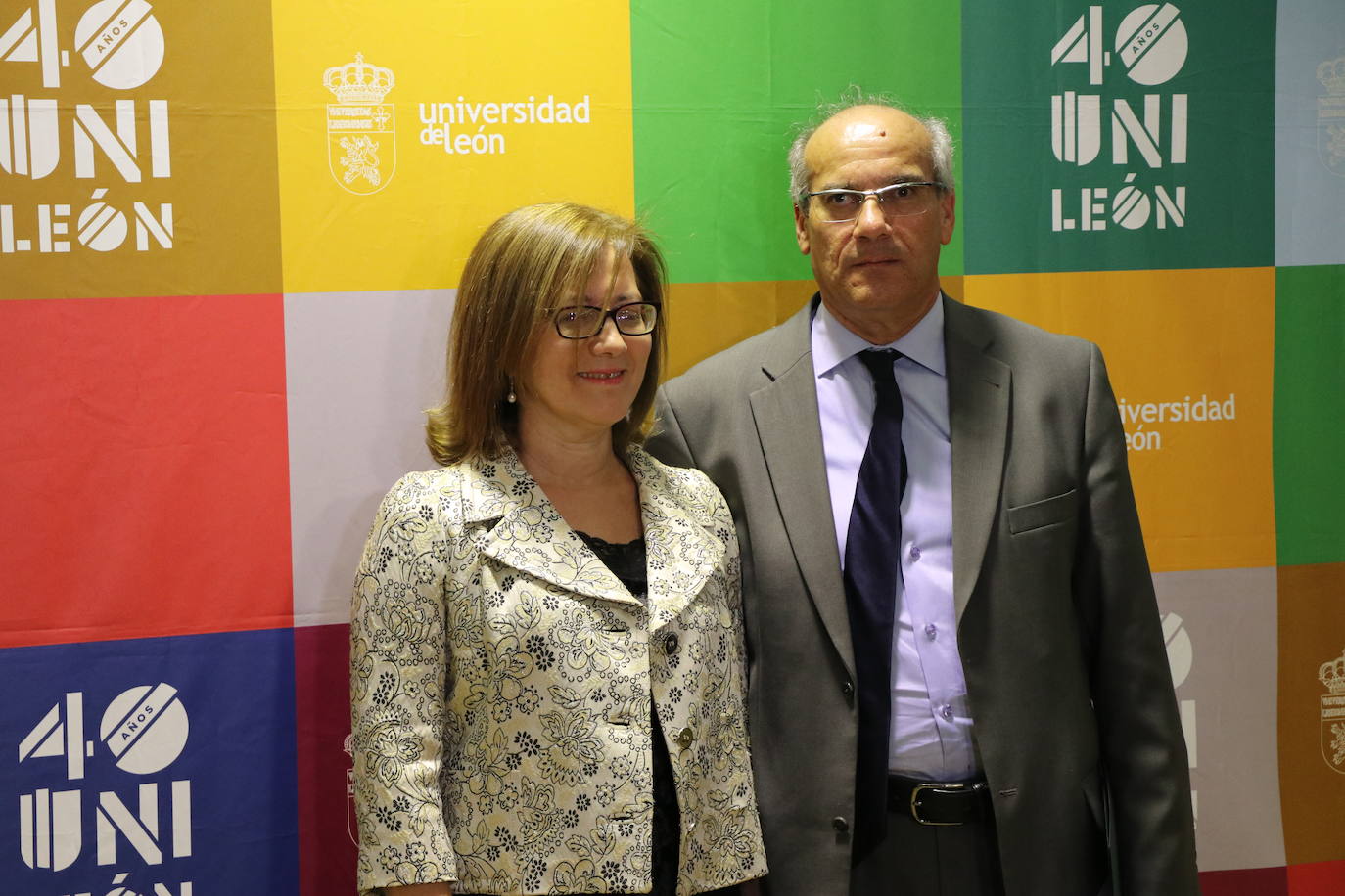 La consejera de Educación, Rocío Lucas, asiste a la gala conmemorativa del 40 aniversario de la Universidad de León. Junto a ella, el presidente del Consejo Social, Javier Cepedano