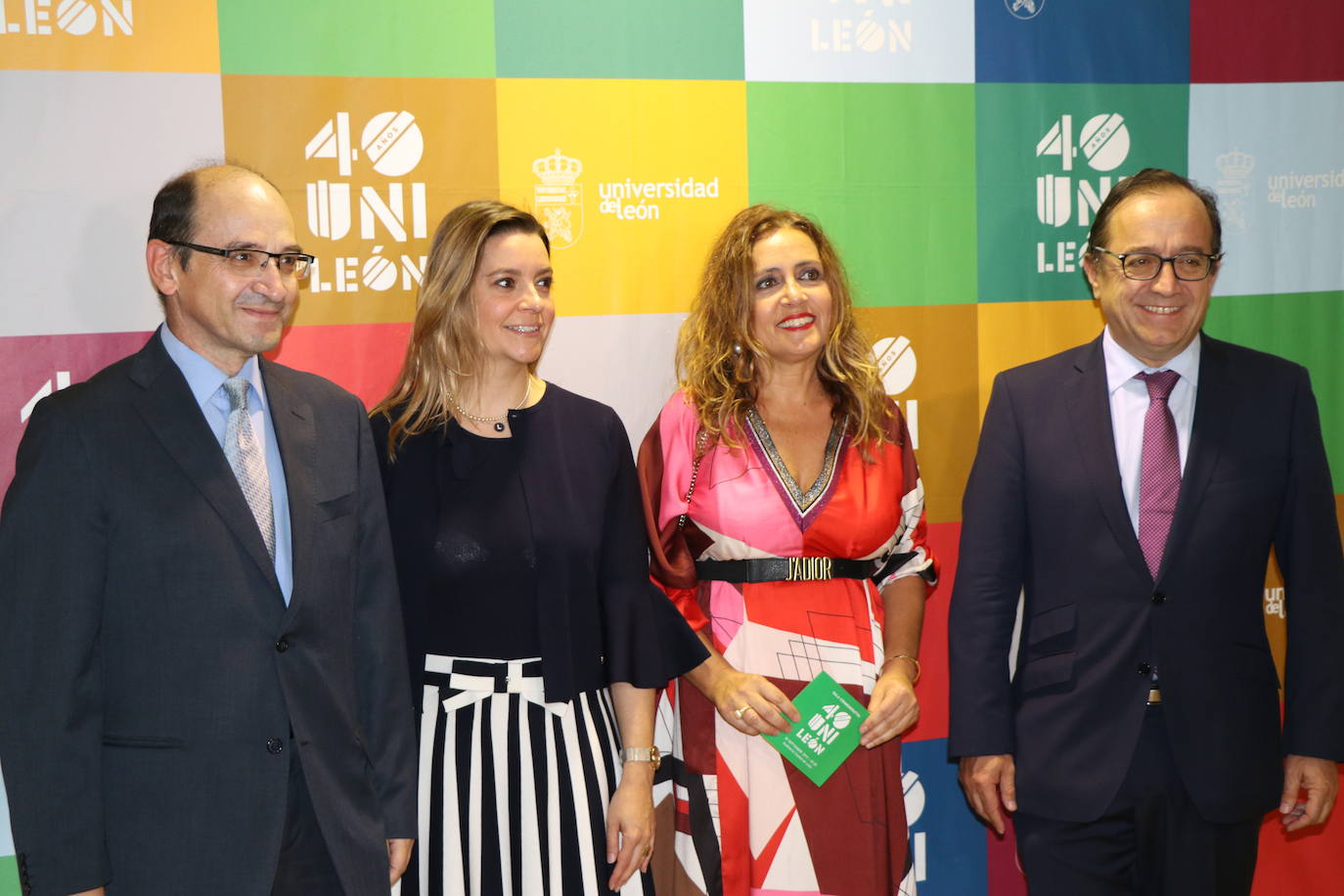 La consejera de Educación, Rocío Lucas, asiste a la gala conmemorativa del 40 aniversario de la Universidad de León. Junto a ella, el presidente del Consejo Social, Javier Cepedano