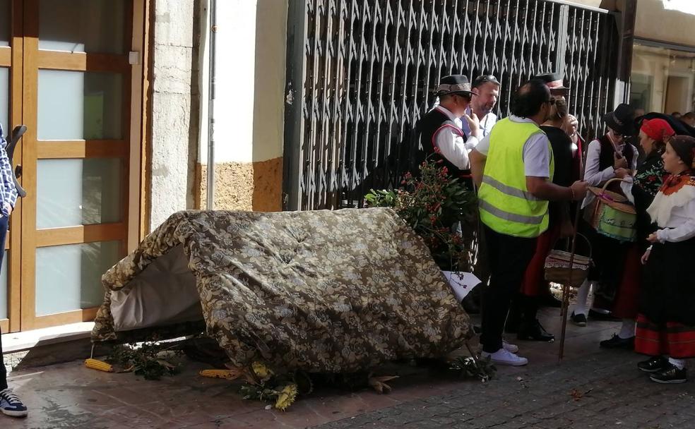 El carro quedó en el suelo de la calle Serranos. 