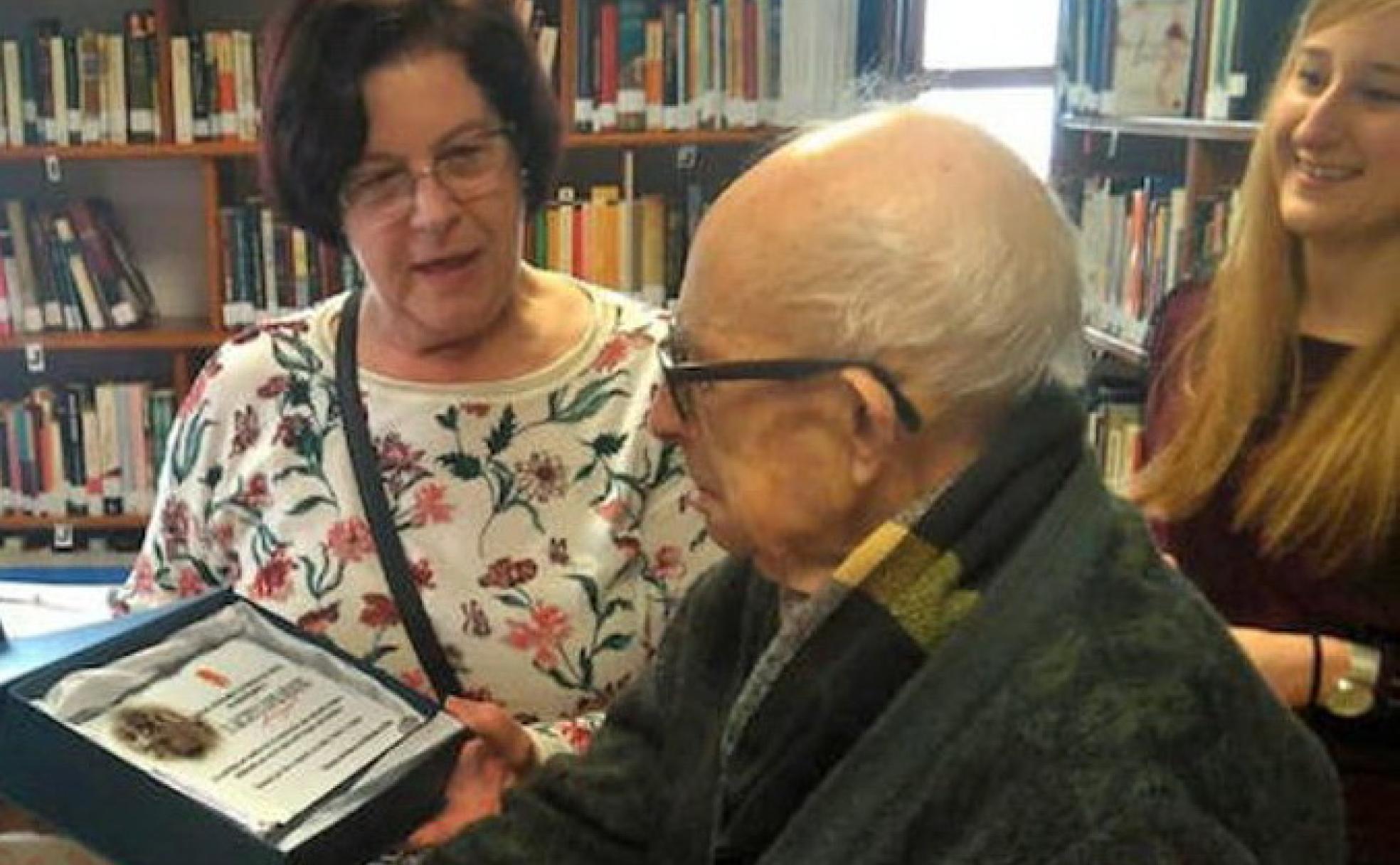 Jacinto López recibe una placa durante el homenaje del Ayuntamiento de Priaranza.