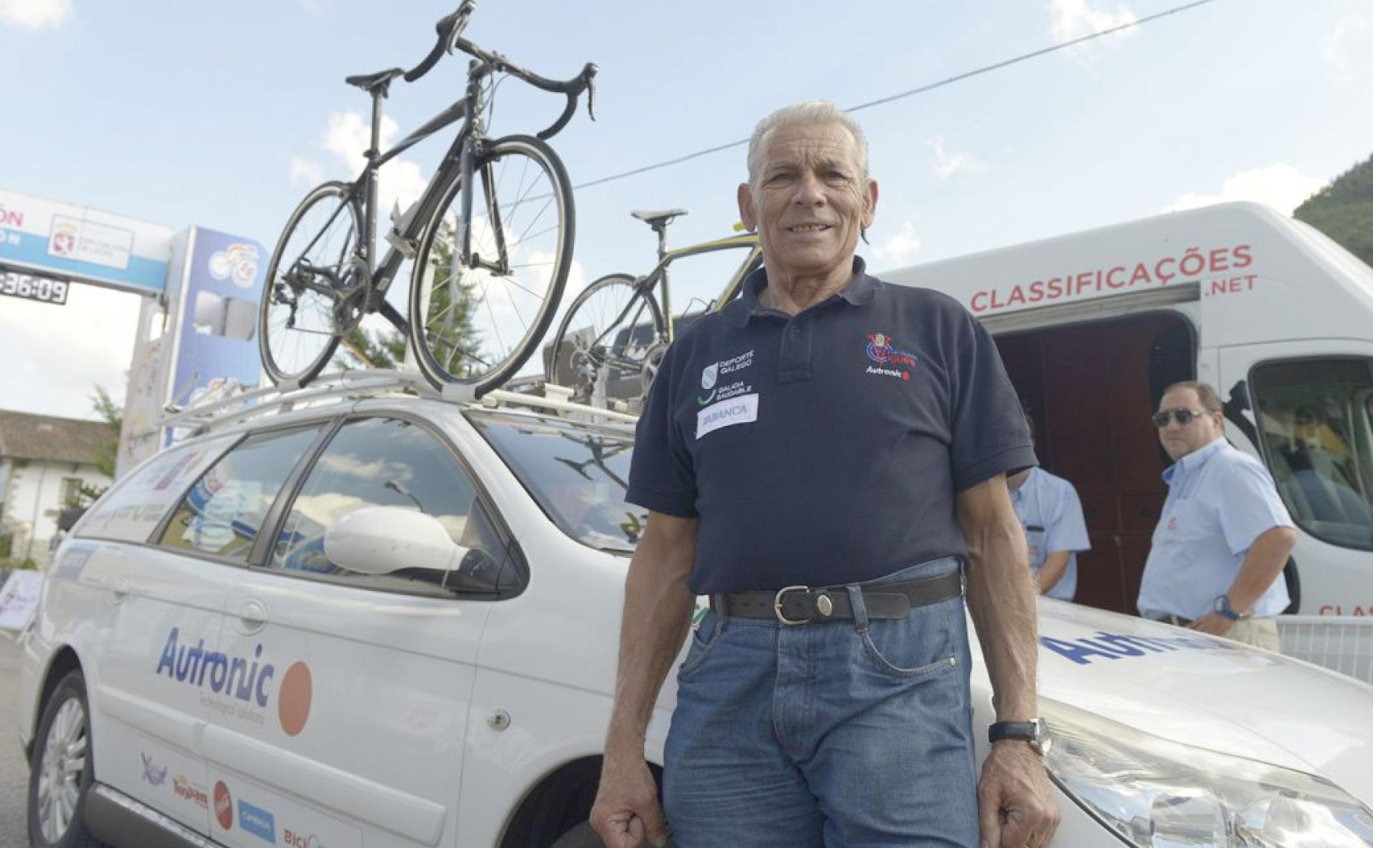 Joaquín Fernández posa junto a su coche de director de equipo.