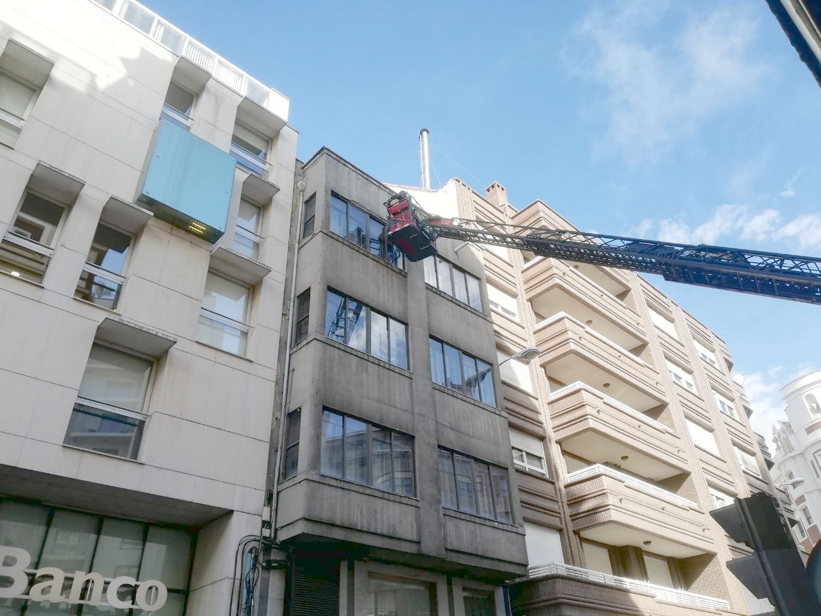 Efectivos de Bomberos en la Avenida Independencia.