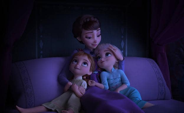 Imagen principal - Arriba, Anna y Elsa, de pequeñas, junto a su madre; debajo Olaf y Sven, y Elsa.
