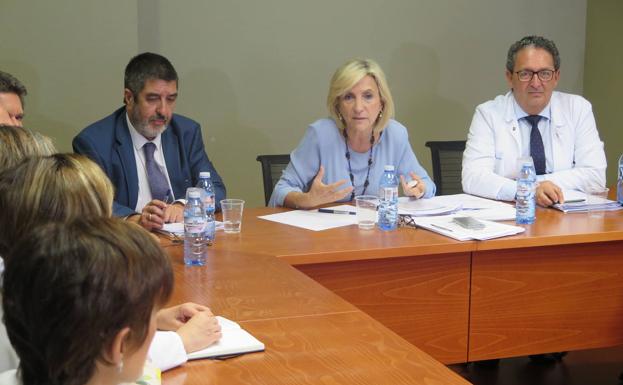 Un momento de la reunión de la consejera de Sanidad con la dirección del Hospital. 