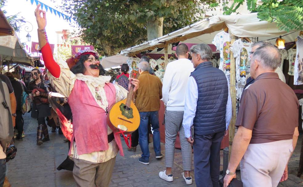 Los trovadores de la Compañía Trabalenguas amenizaron el inicio del Mercado. 