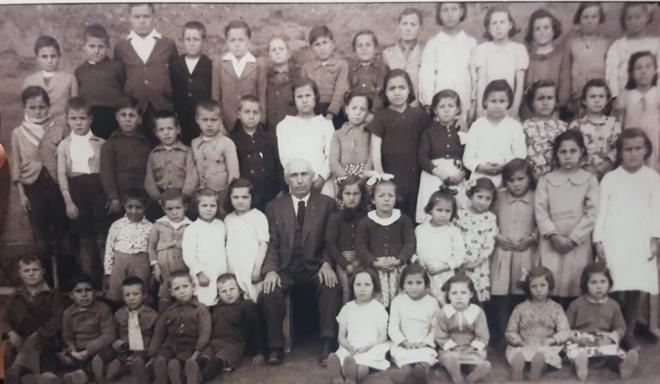 Los niños y el maestro de la escuela de Palacios posan para la foto en la primera mitad del Siglo XX. 