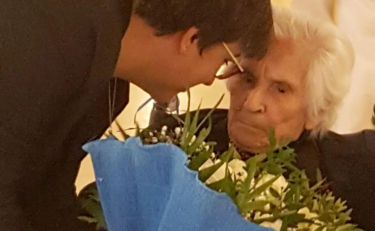 Homenaje de la alcaldesa Camino Cabañas a la 'abuela Perpetua'.