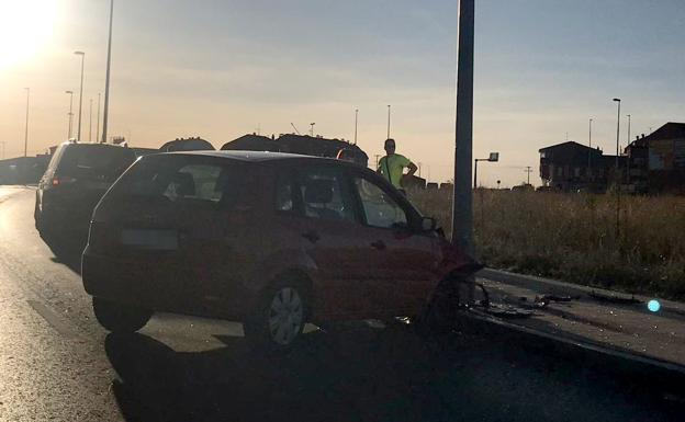 Imagen del lugar del accidente, con una fuerte presencia de impacto solar.