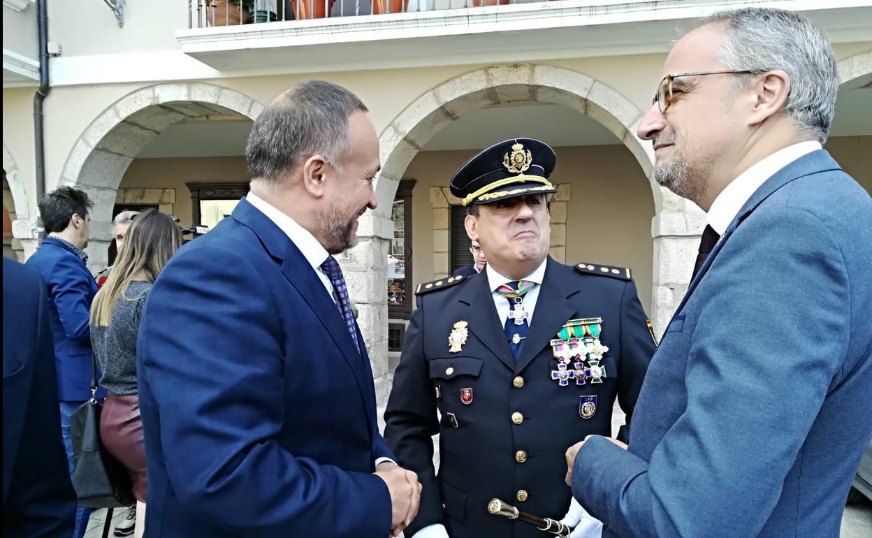 El comisario de Ponferada, Manuel Martínez Redondo, junto al alcalde, Olegario Ramón, y el presidente del Consejo Comarcal del Bierzo, Gerardo Álvarez Courel, en los actos de la festividad de la Policía Nacional. 