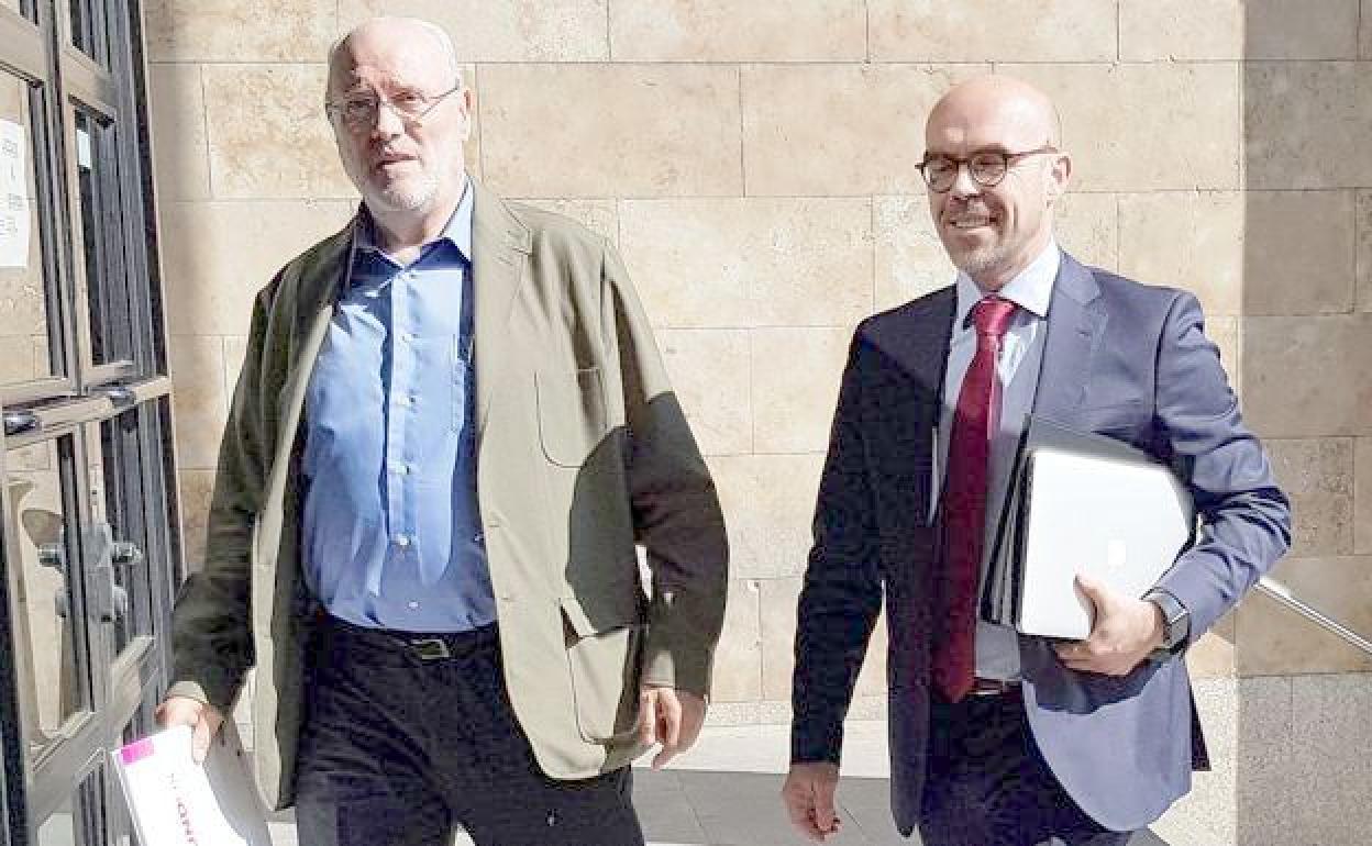 El letrado de Fundos, Jorge Buxadé, a su llegada al juzgado de León.