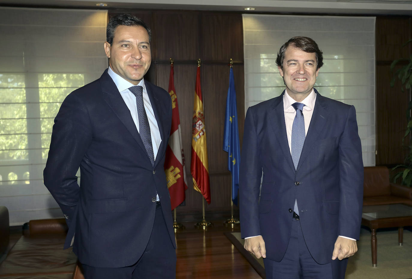 El presidente de la Junta se reúne con la portavoz de Ciudadanos en Cortes.