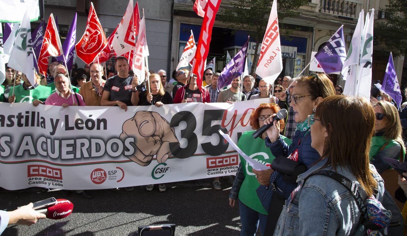 Fotos: Concentración de funcionarios en Valladolid por la jornada semanal de 35 horas