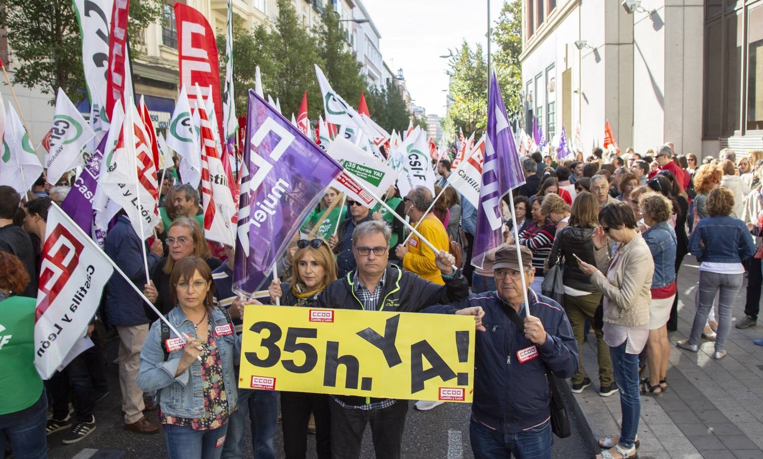 Fotos: Concentración de funcionarios en Valladolid por la jornada semanal de 35 horas