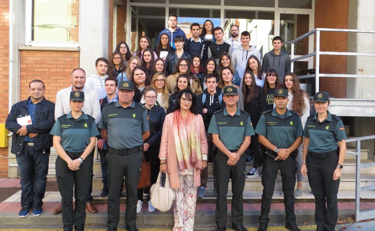 La Comandancia de la Guardia Civil recibe la visita de 35 alumnos de 3º curso de Grado de Derecho 