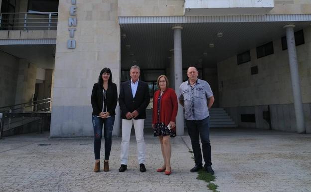 Representantes de UPL frente al Ayuntamiento de San Andrés del Rabanedo.