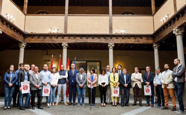 La Coordinadora de la España Vaciada convoca un paro de cinco minutos en la diputación provincial de Segovia. 