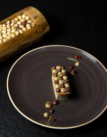 Imagen secundaria 2 - Ensalada de queso de cabra, con nueces y miel. Sopa blanca de piñón y cebada con trucha y mousse de avellana con crema de algarroba y galleta. 