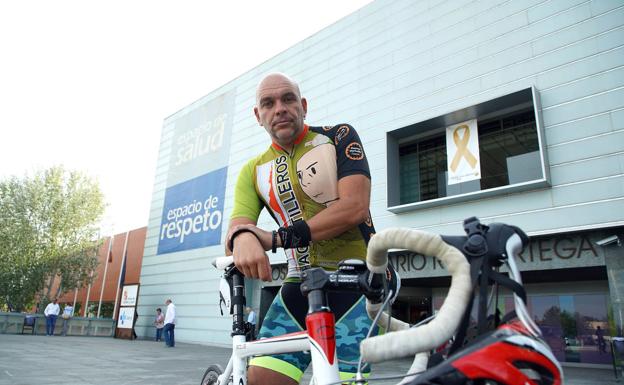 Manolo Martín paciente ostomizado, frente al Hospital Universitario Río Hortega. 