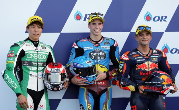 Alex Marquez (centro) posa con Tetsuta Nagashima (izquierda) y Jorge Martin (derecha) en el podio de Moto en Buriram