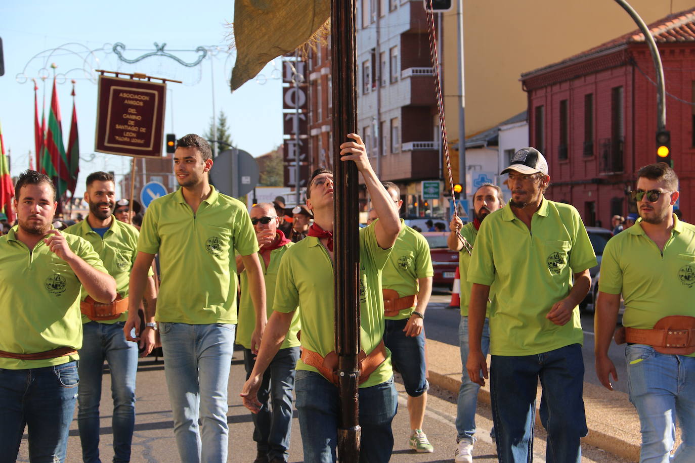 Varios mozos bailando un pendón. 