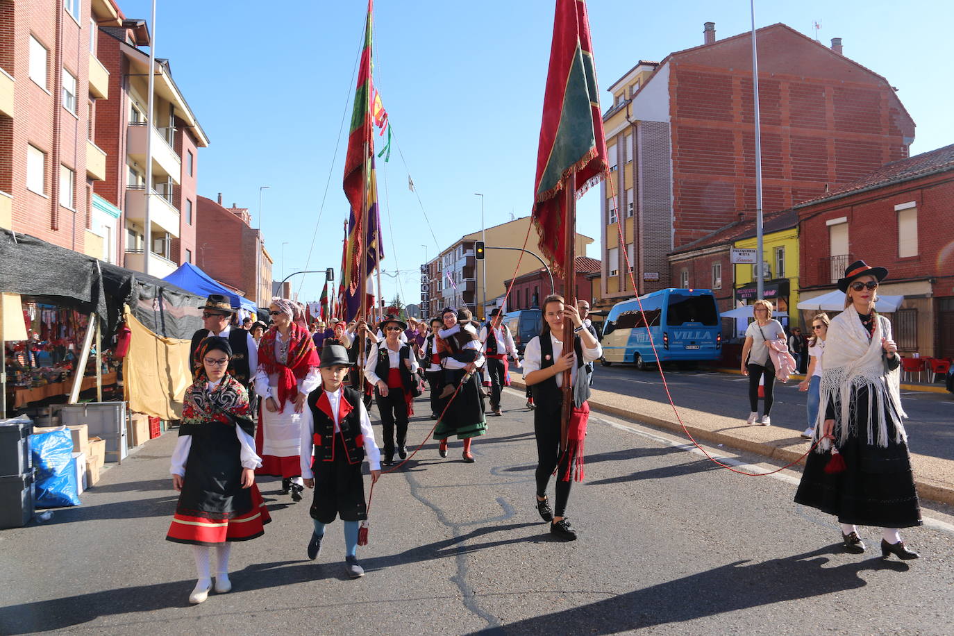 Varios mozos bailando un pendón. 