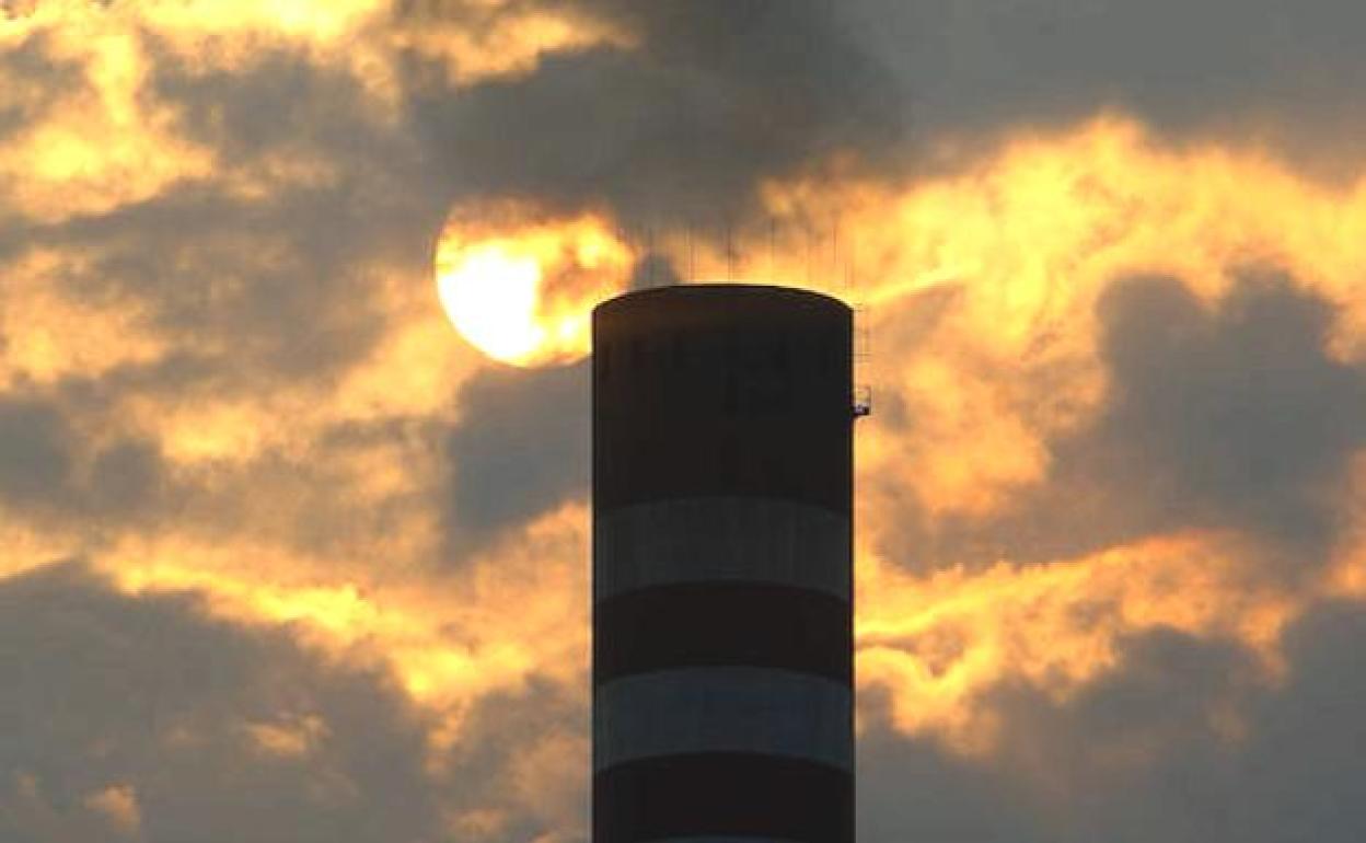 Chimenea de central de carbón. 