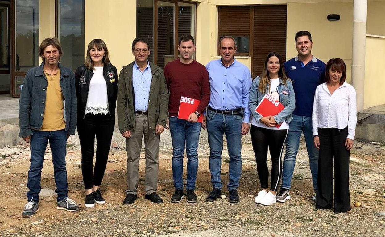 Visita de los procuradores del PSOE y los candidatos al Congreso y el Senado a Laguna de Negrillos.