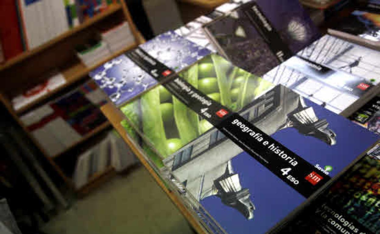 Libros de texto de secundaria en una librería de Madrid