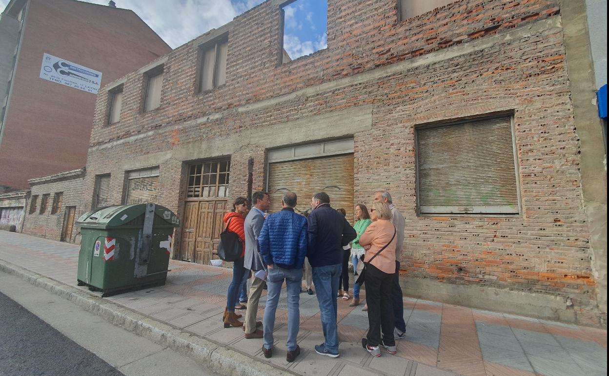 Concejales del PP con los vecinos afectados. 