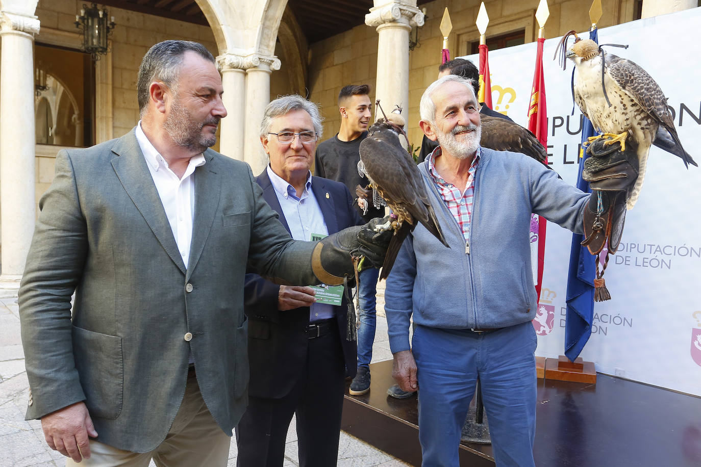 Fotos: La cetrería se cita en La Virgen