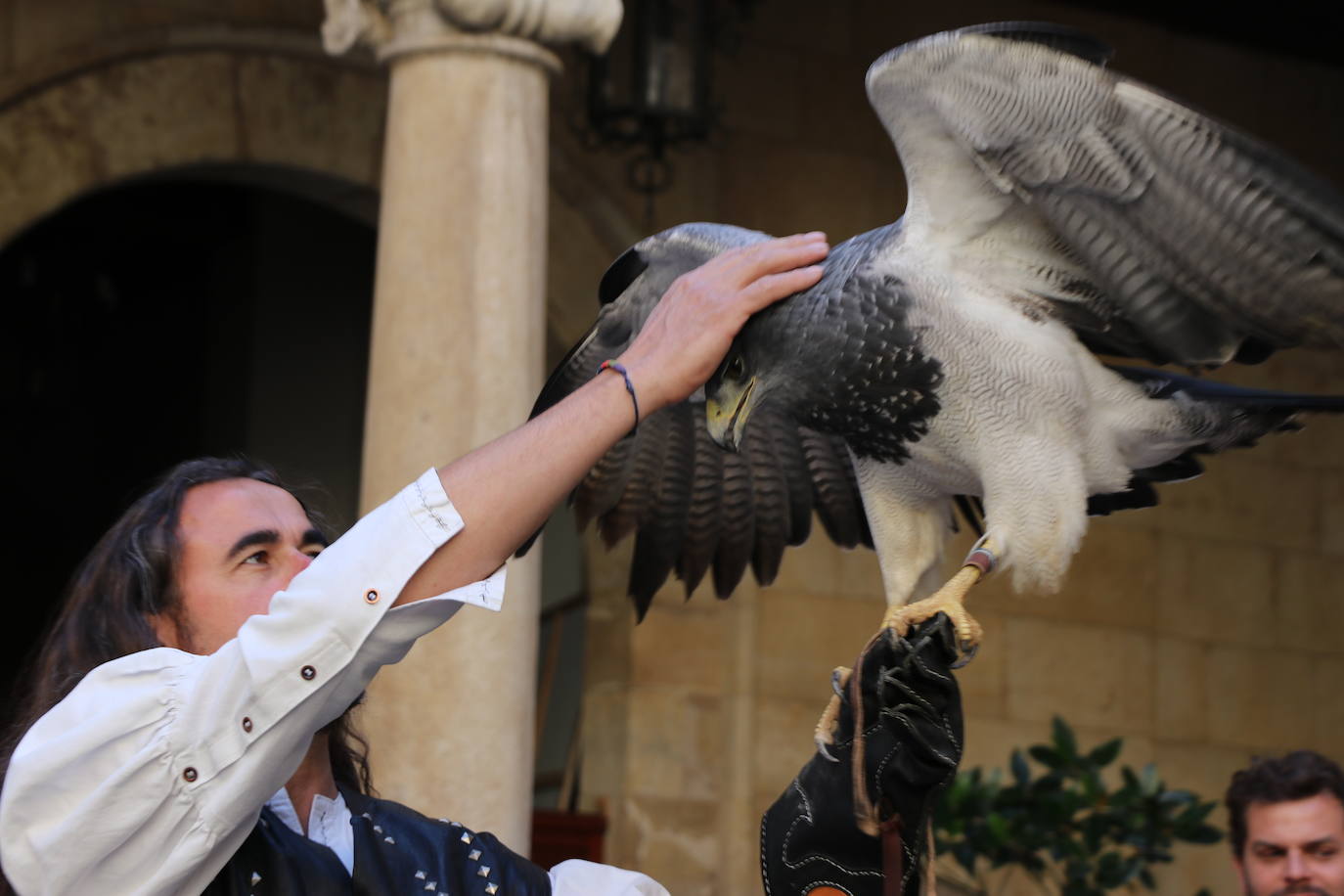 El presidente de la Diputación de León sujeta un ave rapaz.