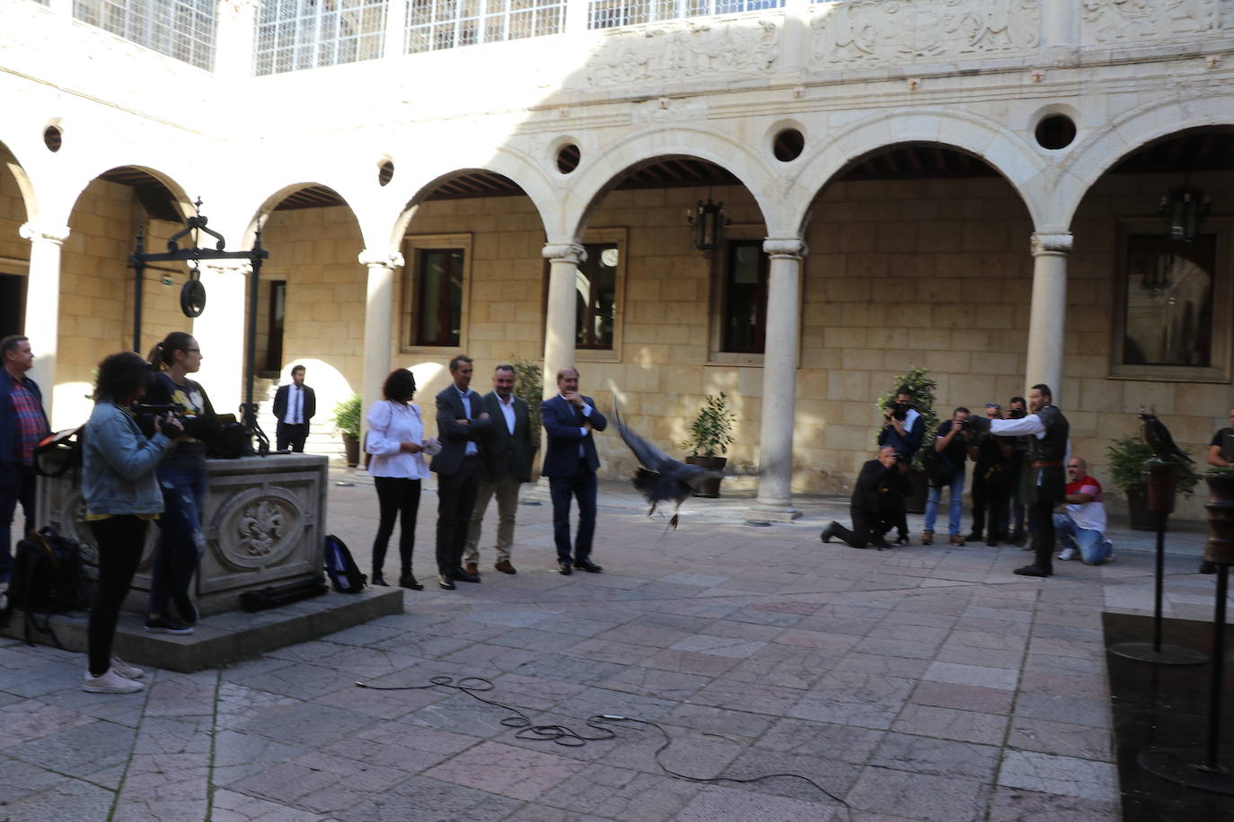 El presidente de la Diputación de León sujeta un ave rapaz.